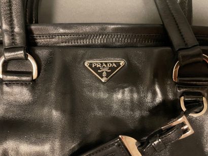 null PRADA
Small tote bag in black smooth leather, double handle, zipped pockets,...