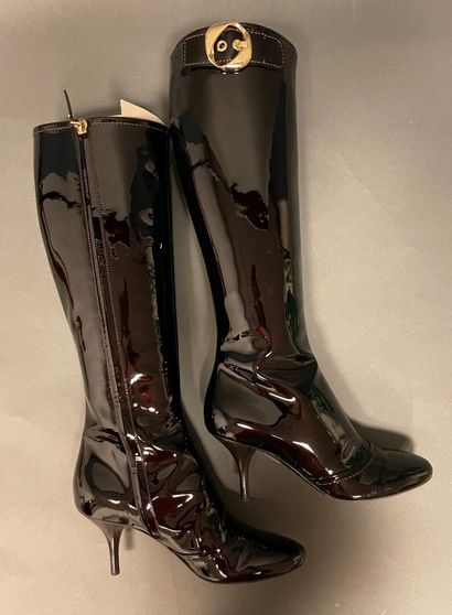 null Louis VUITTON
Pair of burgundy patent leather boots with zipper closure, 
size...