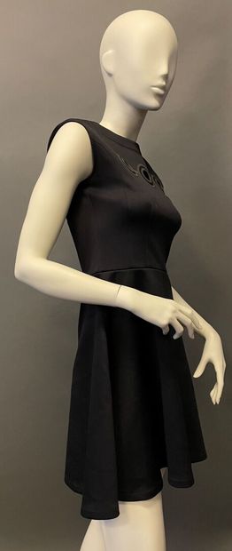 null CARVEN
Nylon dress with 3 circles, round neckline, sleeveless. 
Size 38. 
Very...