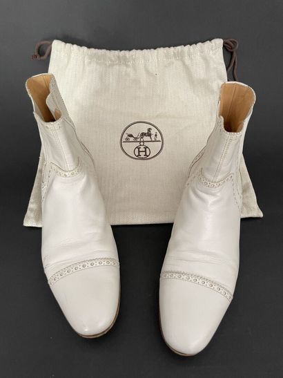 null HERMÈS 
Pair of white leather ankle boots with flowered toe. 
Size 37,
Stains,...