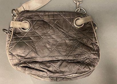 null Christian DIOR
Grey quilted nylon and leather bag, 
stains, humidity.