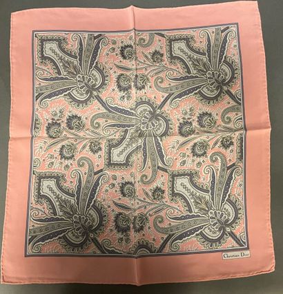 null Christian DIOR, ANONYME
Lot de 26 pochettes de soie imprimé à motif divers