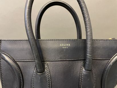 null CELINE
Trapeze" bag in navy blue leather, scratches, wear on the corners, inside...