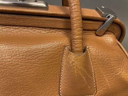 null PRADA
Doctor bag in camel grained leather, double handle, closure on rigid arch,...