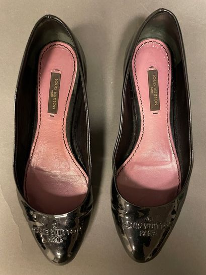 null Louis VUITTON
Pair of black patent leather ballerina shoes,
size 35 approximately,...