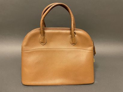 null RENOUARD
Camel grained leather bag, double handle, zipper closure, lock, keys,...
