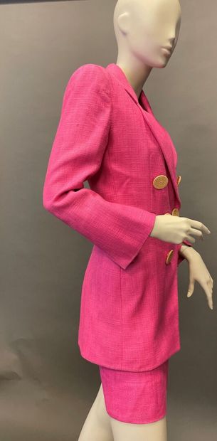 null Christian DIOR Boutique n°21360
Pink cotton and linen suit including a 3/4 length...