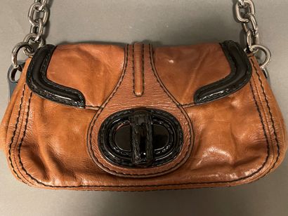 null PRADA
27 cm bag in camel leather and black patent leather, turn button closure...