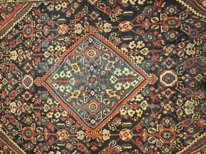 null Lot de trois tapis en laine
Iran, milieu du XXème siècle
Un a fond bleu et rouge...