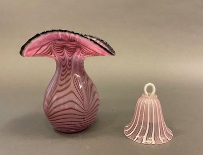 null Vase en verre rose à col évasé et clochette en verre de Murano. 
Vase signé...