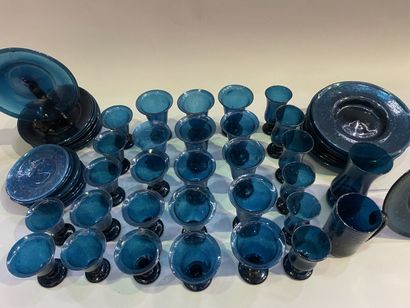 null Partie de service de verres à pied en verre bleu bullé de différentes tailles...