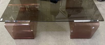 null Table basse en plexiglas amétisté à plateau de verre fumé.
30 x 71 x 130 cm