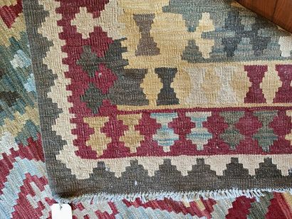 null Tapis kilim en laine à décor de motifs géométriques. 
Afrique du Nord.
l: 336...