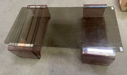 null Table basse en plexiglas amétisté à plateau de verre fumé.
30 x 71 x 130 cm