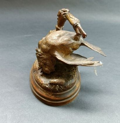 null Jules MOIGNIEZ (1835-1894)
Moineau au scarabée
Épreuve en bronze à patine mordorée,...