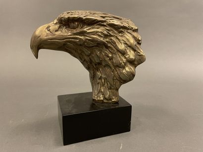 null École contemporaine 
Tête d'aigle 
Épreuve en bronze de patine brune sur socle...
