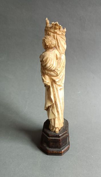 null Vierge à l'Enfant en ivoire dans le goût du XIVème siècle. 
H : 19 cm ; L :...