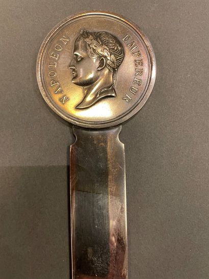 null CHRISTOFLE
Coupe papier en métal argenté à l'effigie de Napoléon Empereur.
21,5...