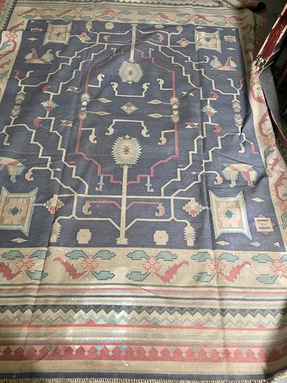 null Grand tapis killim à motifs géométriques
Afrique du nord
360 x 260 cm
Tache...