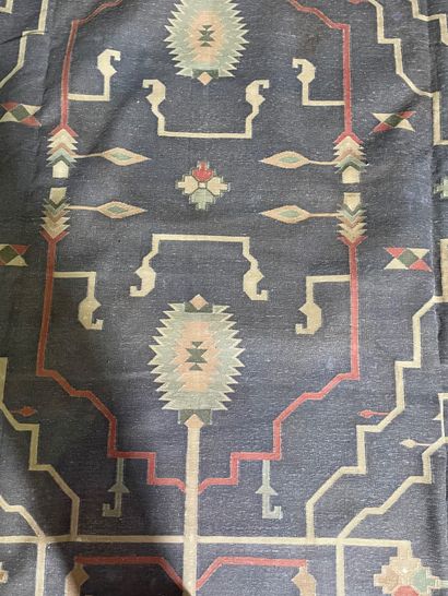 null Grand tapis killim à motifs géométriques
Afrique du nord
360 x 260 cm
Tache...