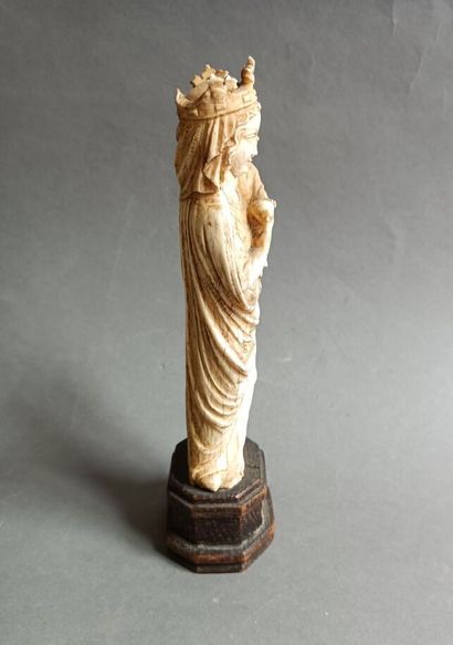null Vierge à l'Enfant en ivoire dans le goût du XIVème siècle. 
H : 19 cm ; L :...