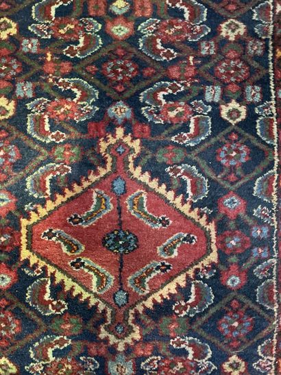 null Tapis galerie en laine à décor de botehs à fond bleu et rouge. 
Nord de l'Iran.
300...