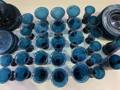 null Partie de service de verres à pied en verre bleu bullé de différentes tailles...