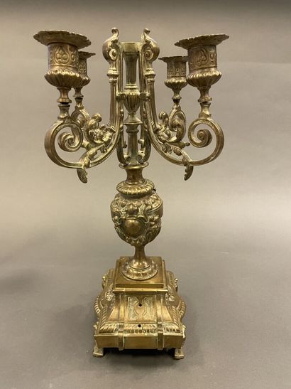 null Bougeoir en bronze doré à motif de vase à l'Antique à quatre branches (cinq...