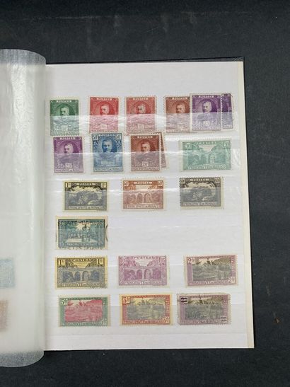null Collection d'albums (6) 
de timbres et modernes, de marques postales, et de...