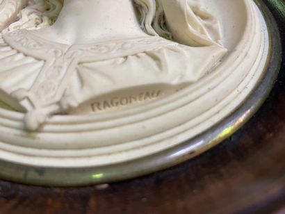 null Tête en bois sculpté
Angelot en bronze sur colonne en marbre
Accidents 

Broderie
Christ...