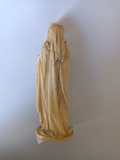 null Vierge couronnée tenant un sceptre fleurdelysé en ivoire sculpté dans le goût...