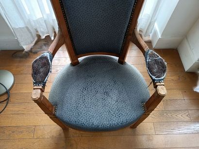 null Paire de fauteuils en bois naturel à dossier en tuile sculpté d'un losange feuillagé,...