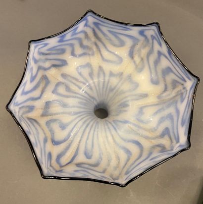 null Coupe sur pied de forme octogonale en verre bleu et blanc.
Hauteur: 16,5 cm...