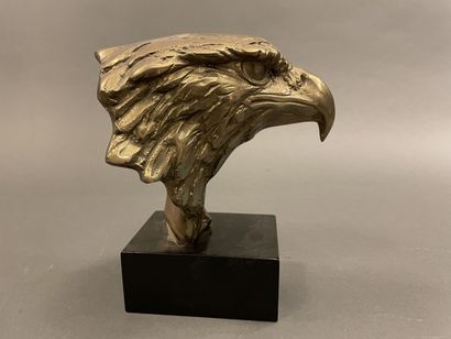 null École contemporaine 
Tête d'aigle 
Épreuve en bronze de patine brune sur socle...