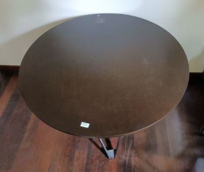 null Table ronde en bois teinté noir à piétement en x. 
Travail contemporain.
H :...