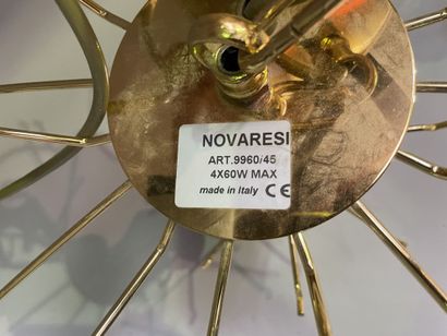 null NOVARESI -Italie
Lustre modèle Foglie en métal doré et feuilles en verre givré...