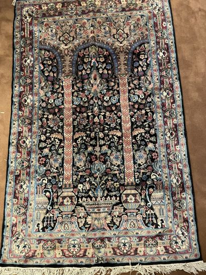 null Lot de trois tapis en laine
Iran, milieu du XXème siècle
Un a fond bleu et rouge...