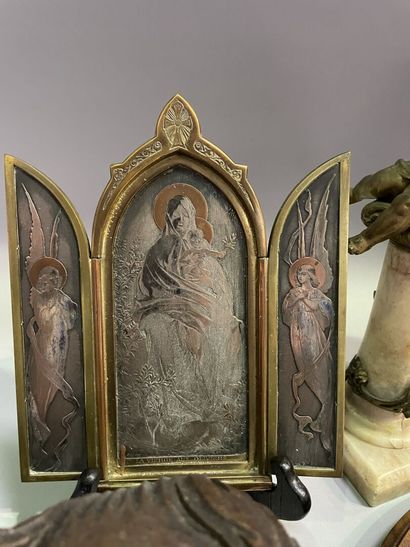 null Tête en bois sculpté
Angelot en bronze sur colonne en marbre
Accidents 

Broderie
Christ...