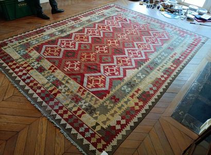 null Tapis kilim en laine à décor de motifs géométriques. 
Afrique du Nord.
l: 336...