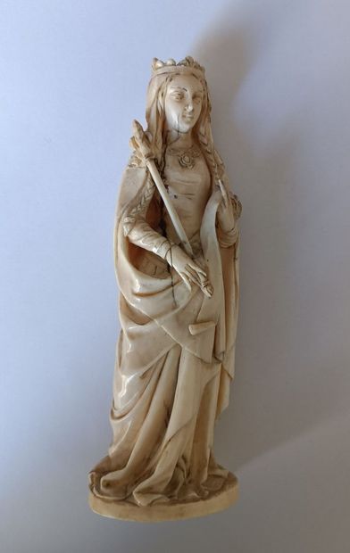 null Vierge couronnée tenant un sceptre fleurdelysé en ivoire sculpté dans le goût...