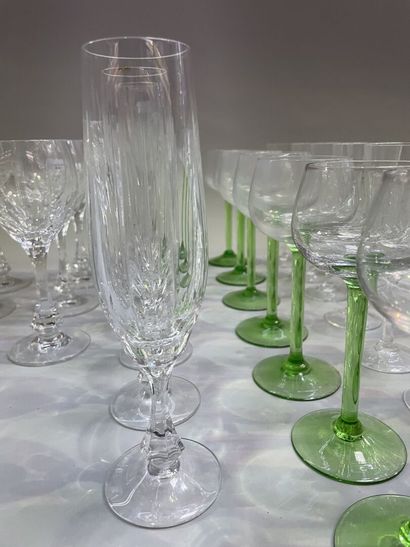 null Partie de service de verres à pied en cristal taillé : 6 verres à vin et 6 flûtes...