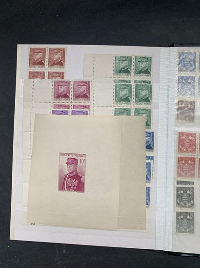 null Collection d'albums (6) 
de timbres et modernes, de marques postales, et de...
