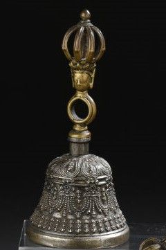 null TIBET - XXe siècle
Cloche (gantha) en bronze à décor de vajra et makara stylisés....