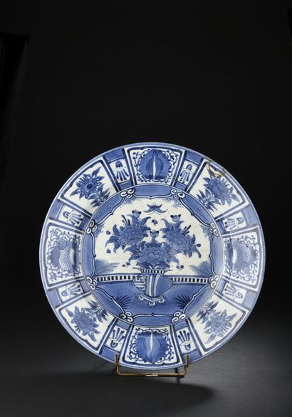 null JAPON, Fours d'Arita - Époque EDO (1603 - 1868), FIN XVIIE SIECLE
Plat en porcelaine...