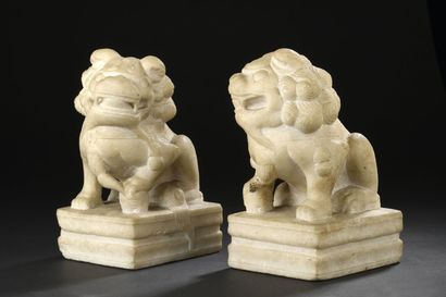 null CHINE - XIXe siècle
Paire de lions se faisant face en marbre blanc, assis sur...