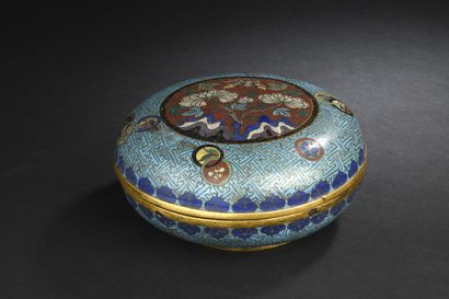 null CHINE - XIXe siècle
Boîte circulaire en bronze doré et émaux cloisonnés à décor...