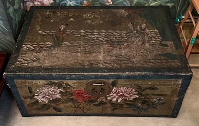 null CHINE - Fin XIXe siècle
Coffre en carton laqué polychrome, le couvercle à décor...
