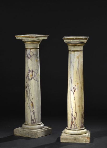 Paire de colonnes en bois peint simulant...