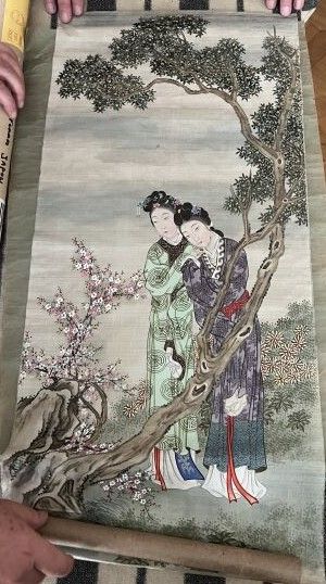 null CHINE - Début XXe siècle
Encre polychrome sur soie, deux jeunes femmes admirant...