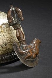 null TIBET - XIXe siècle
Couperet (kartika) en cuivre en forme de makara, la gueule...